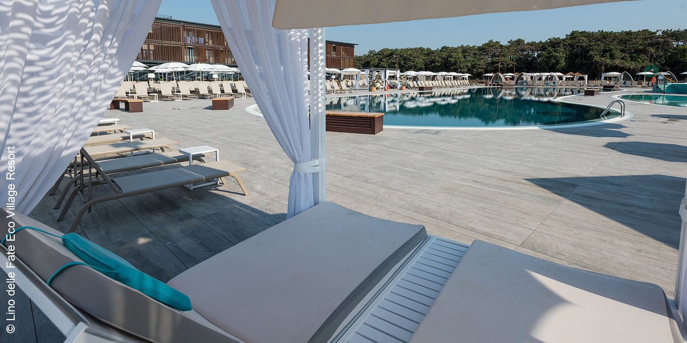 Lino delle Fate Eco Village Resort | Bibione | Pool mit Daybeds | luxuszeit.com