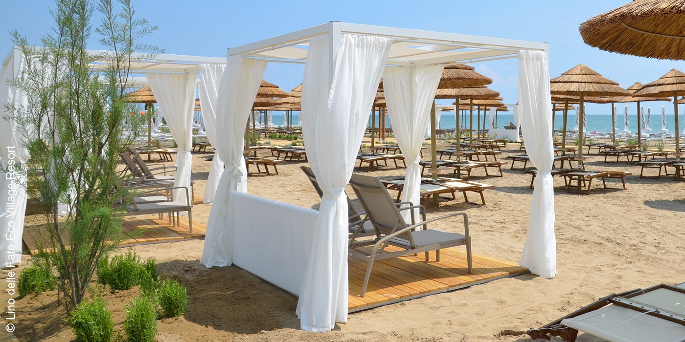 Lino delle Fate Eco Village Resort | Bibione | Daybeds am Strand | luxuszeit.com