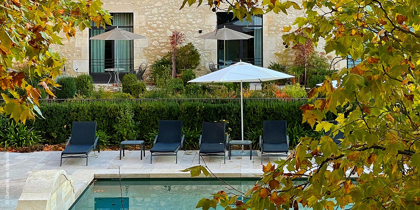 Domaine de Manville | Le Baux de Provence | Aussenpool im Herbst | luxuszeit.com