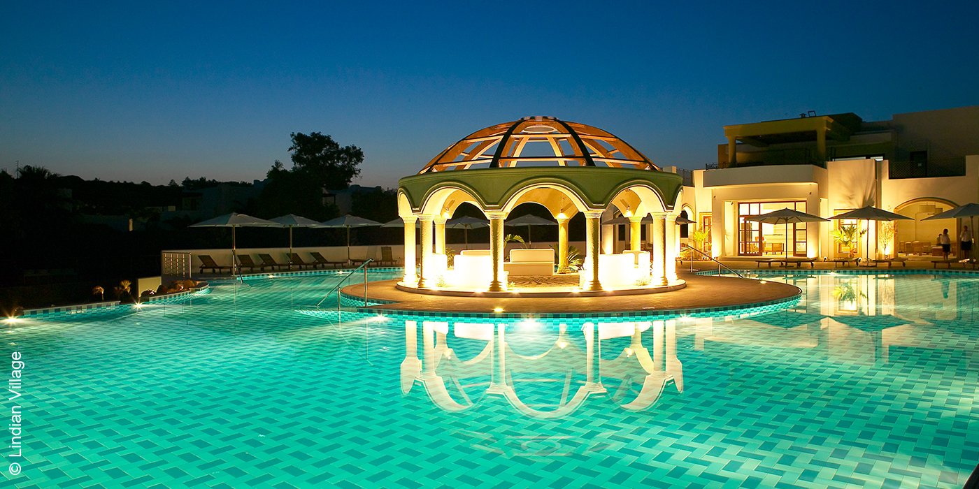 Hotel Lindian Village | Rhodos | Pool bei Nacht | luxuszeit.com