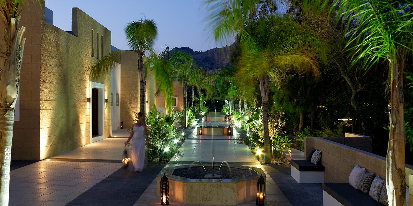 Hotel Lindian Village | Rhodos | Resort bei Nacht | luxuszeit.com
