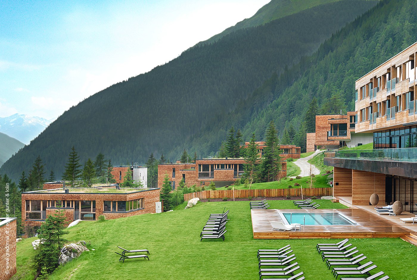 Gradonna Mountain Resort | Châlets & Hotel | Kals am Großglockner | Aussenansicht Sommer | Archiv | luxuszeit.com