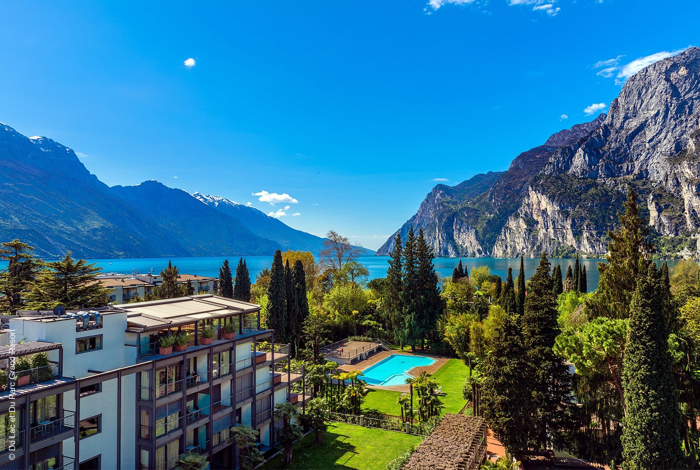 Du Lac et Du Parc Grand Resort | Riva Del Garda | Aussenansicht mit Pool | Archiv | luxuszeit.com