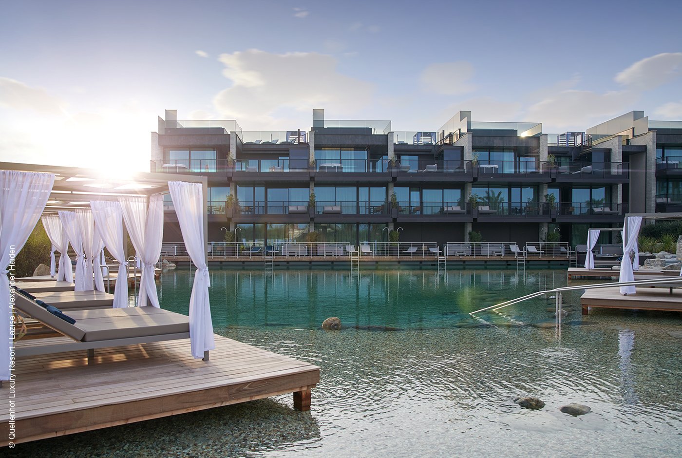 Quellenhof Luxury Resort | Lazise am Gardasee | Außenfassade mit Naturbadeteich | Archiv | luxuszeit.com