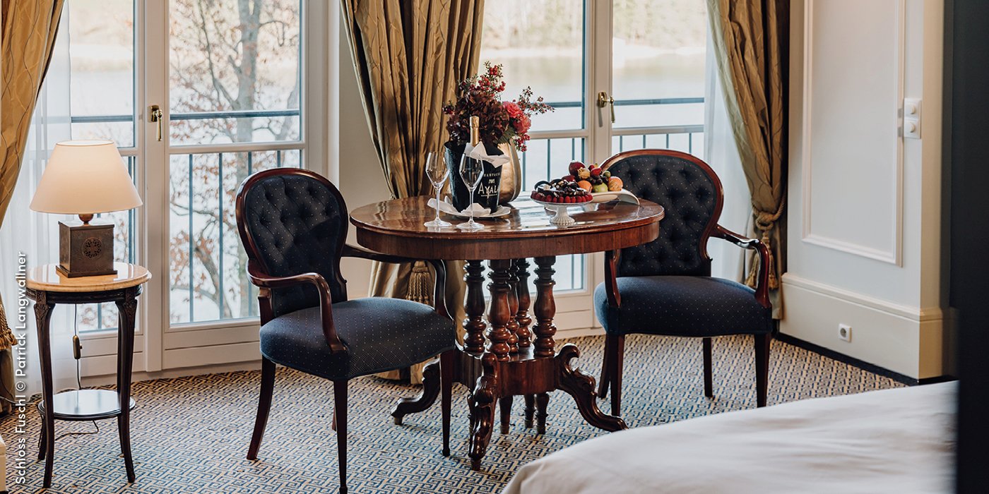 Hotel Schloss Fuschl | Hof bei Salzburg | Tisch mit Stühlen | luxuszeit.com