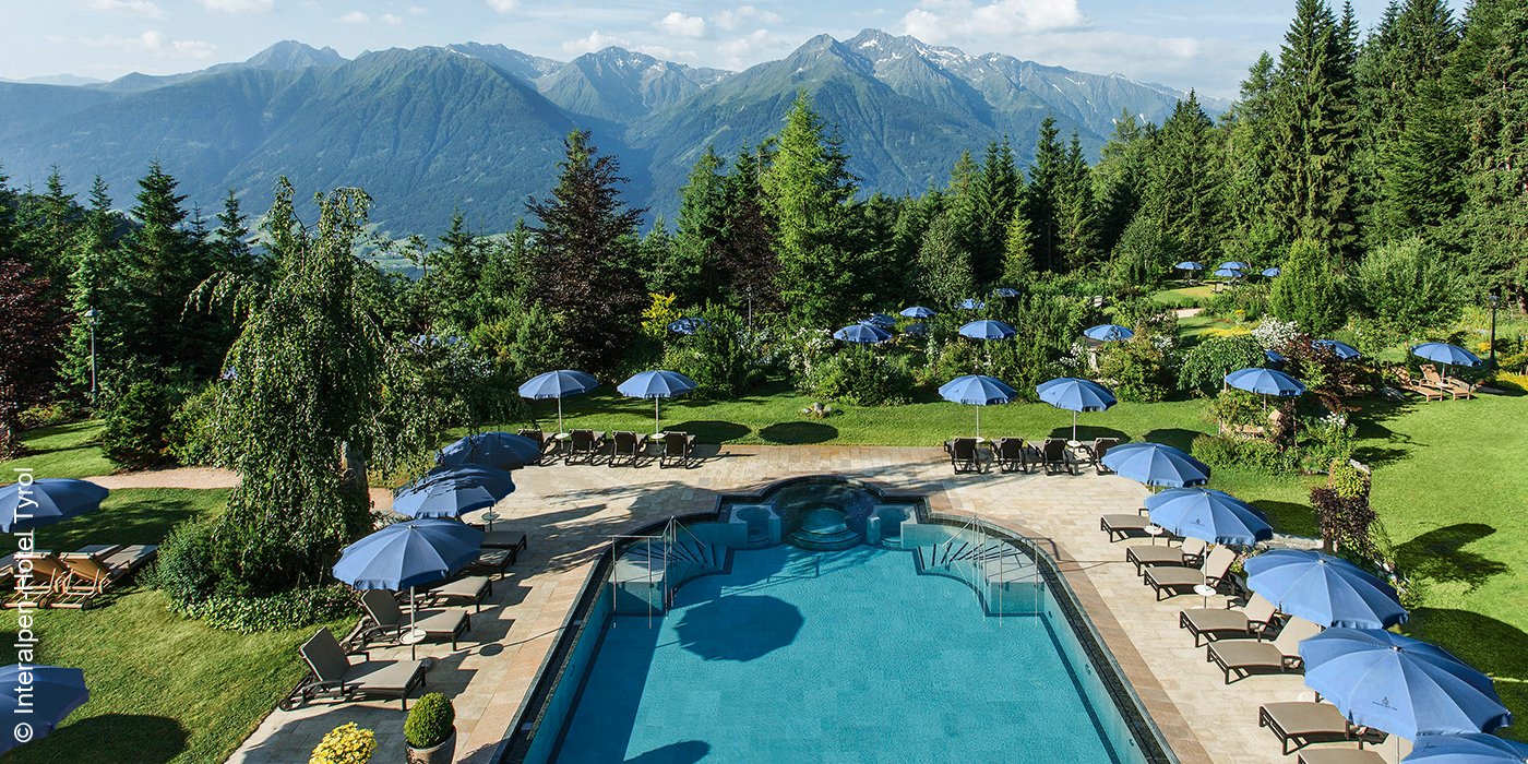 Interalpen-Hotel Tyrol | Telfs-Buchen Seefeld | Outdoor Pool Sommer | luxuszeit.com