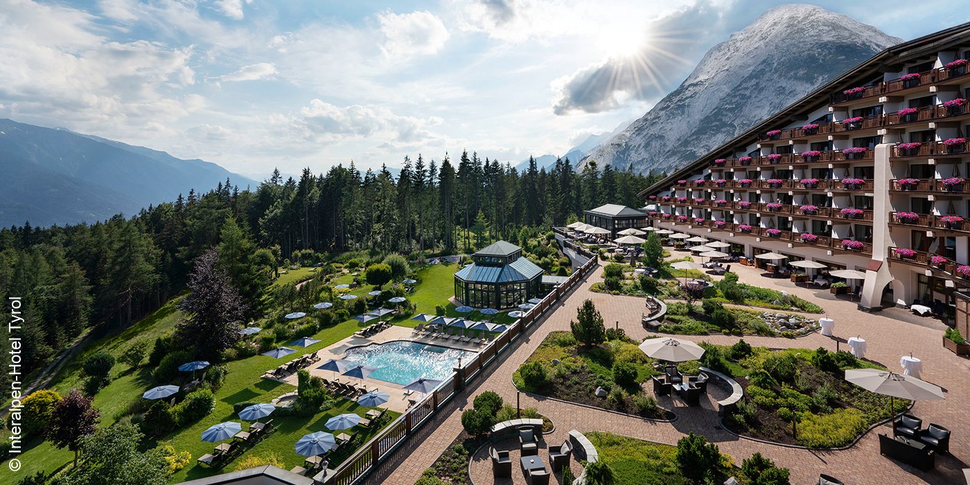 Interalpen-Hotel Tyrol | Telfs-Buchen Seefeld | Aussenansicht Sommer | luxuszeit.com