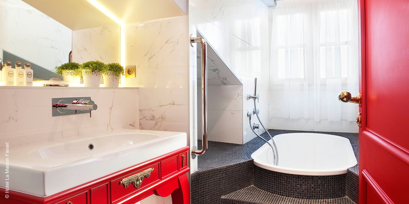 La Maison Favart | Paris | Suite de L'Opéra Bathroom | luxuszeit.com