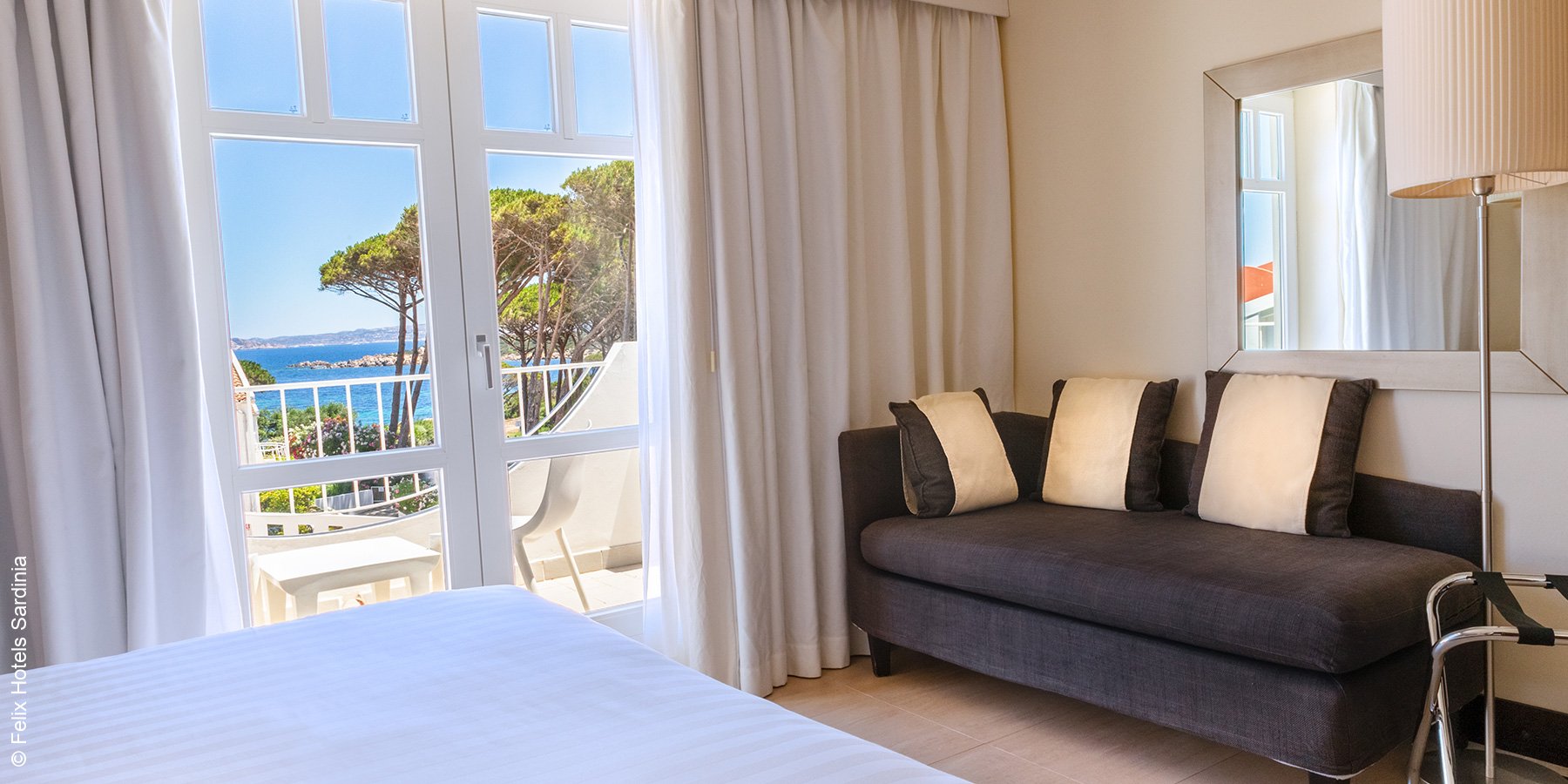 Hotel La Coluccia Hotel & Beach Club | Sardinien | Deluxe Zimmer mit Aussicht | luxuszeit.com
