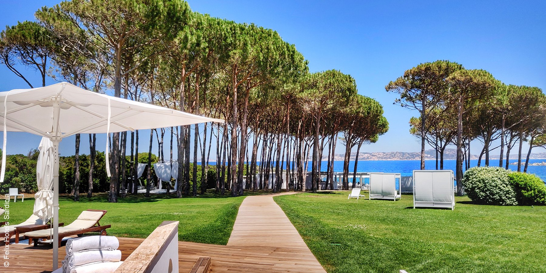 Hotel La Coluccia Hotel & Beach Club | Sardinien | Holzsteg zum Meer | luxuszeit.com