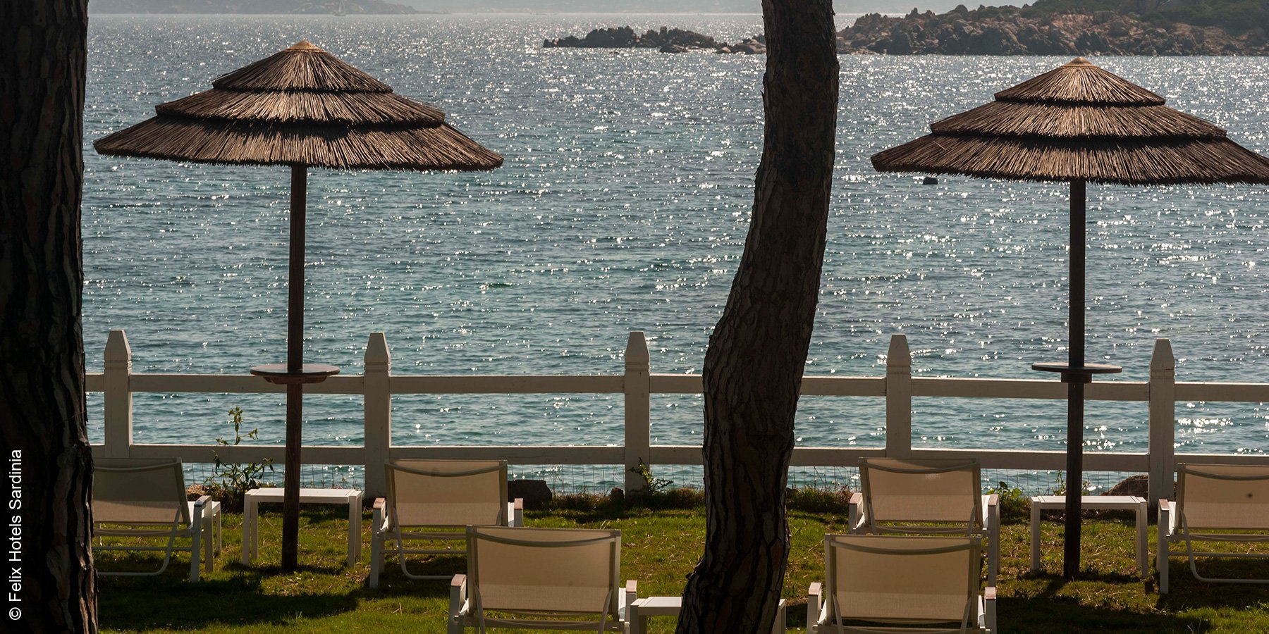 Hotel La Coluccia Hotel & Beach Club | Sardinien | Strand mit Liegen und Schirmen | luxuszeit.com