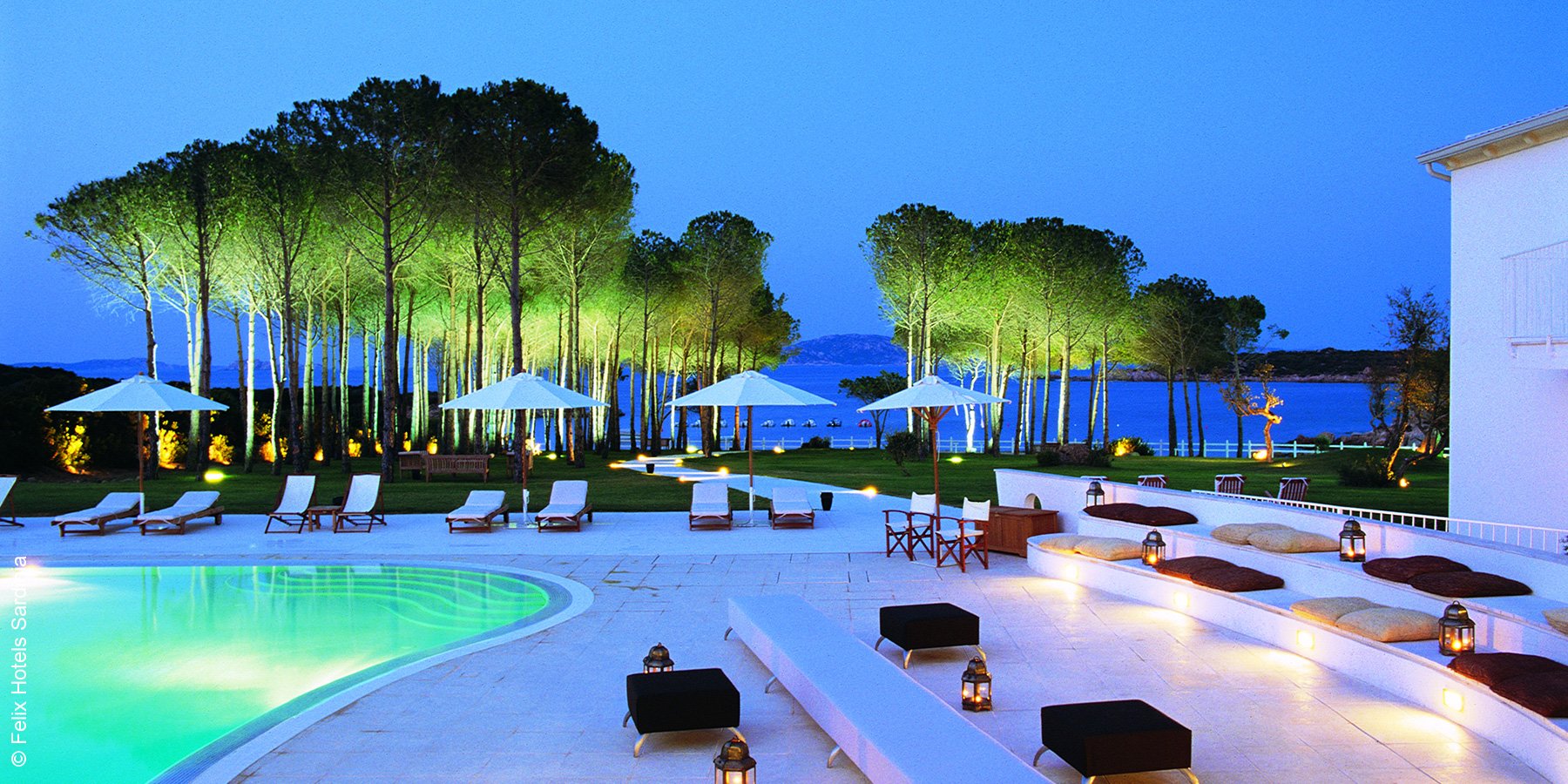 Hotel La Coluccia Hotel & Beach Club | Sardinien | Pool in der Dämmerung | luxuszeit.com