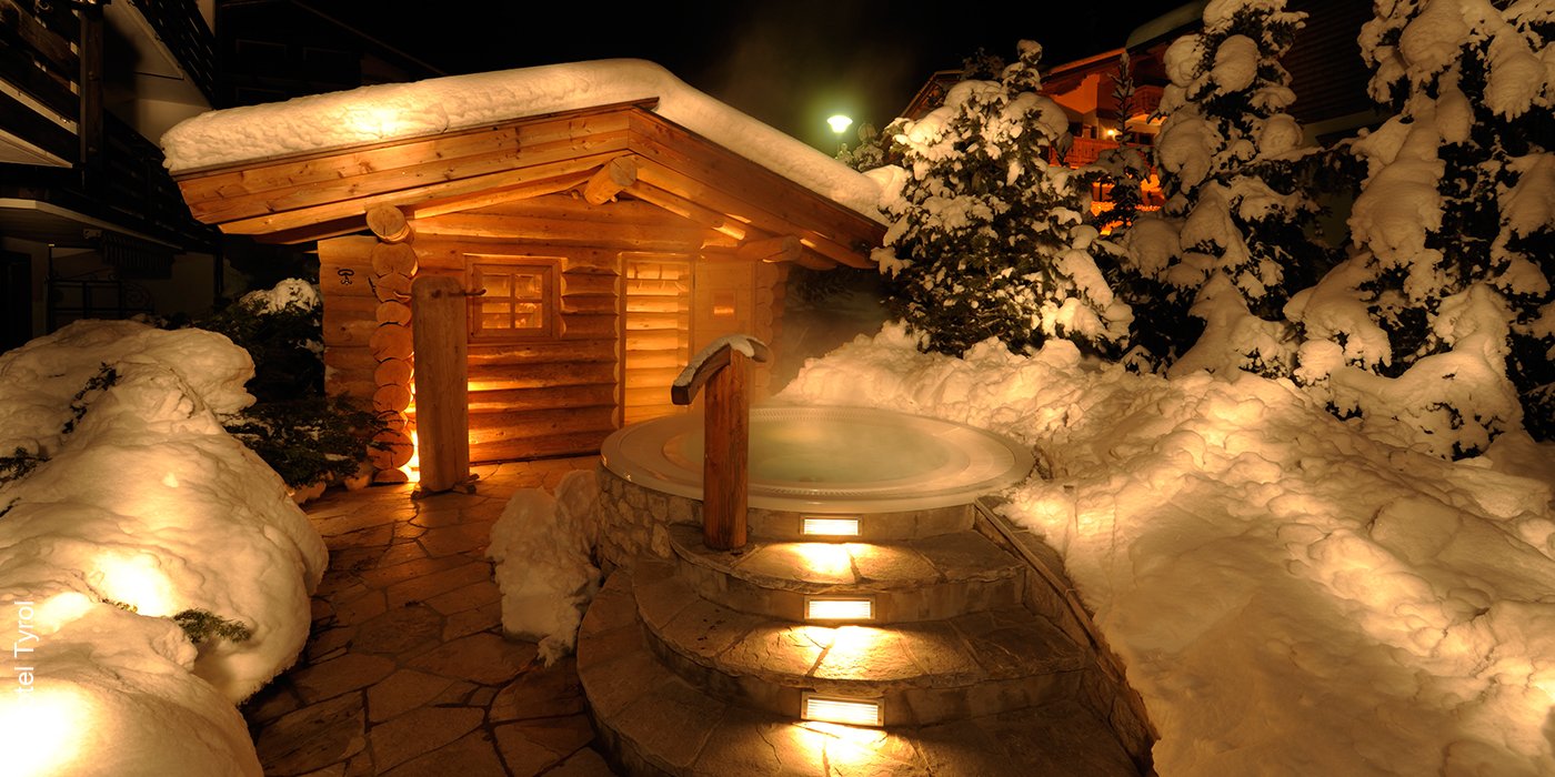 Hotel Tyrol | Gröden | Wolkenstein | Outdoor Sauna und Tub | luxuszeit.com