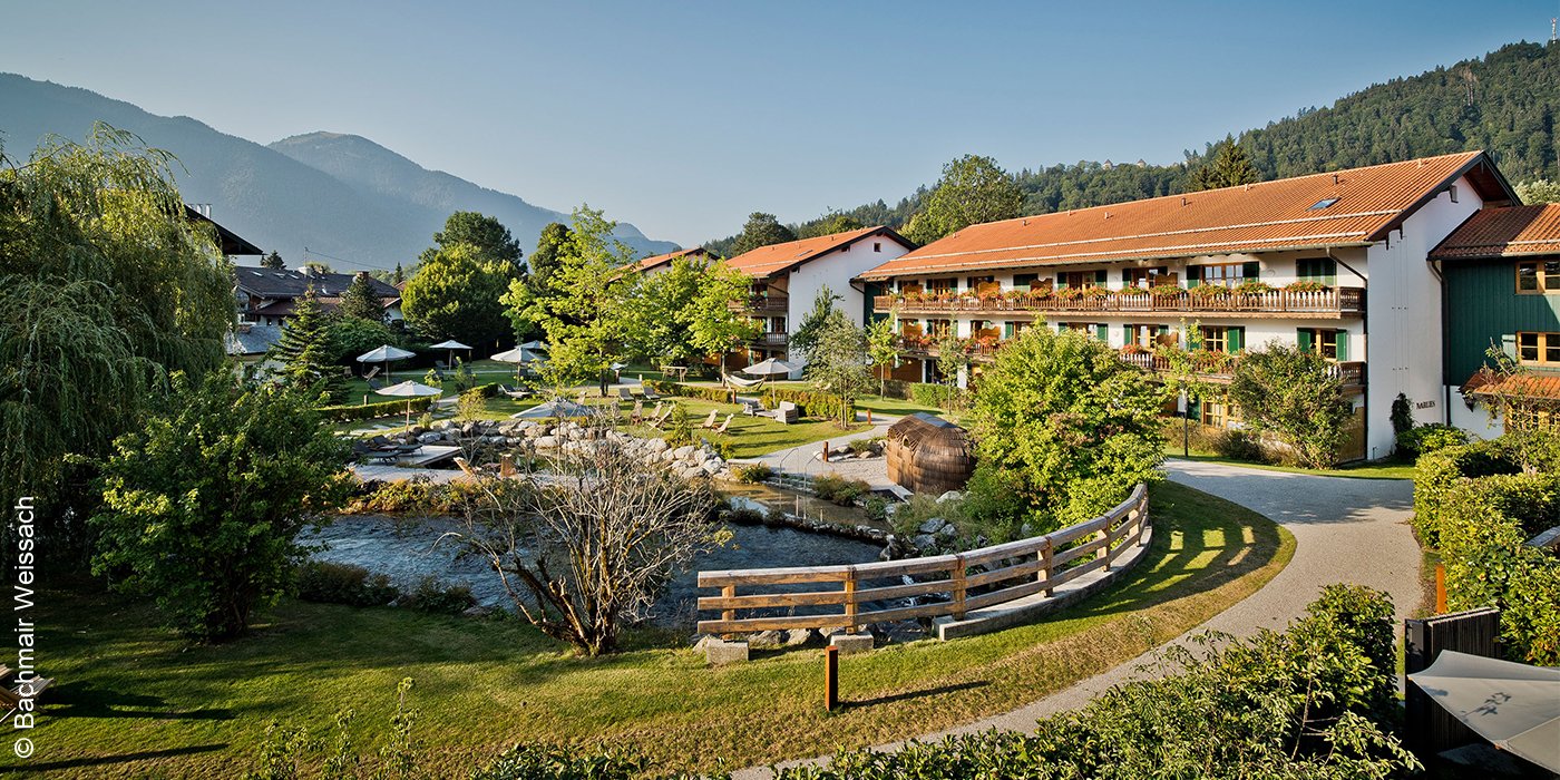 Hotel Bachmair Weissach | Rottach-Egern | Außenansicht mit Park | luxuszeit.com