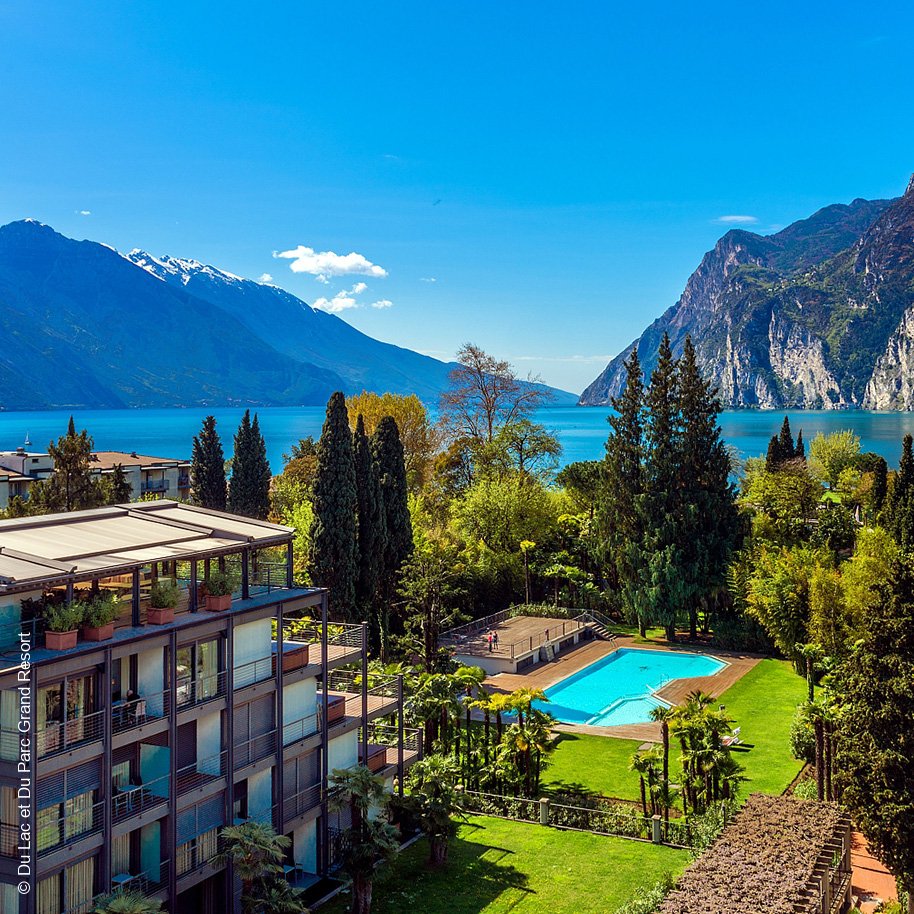 Du Lac et Du Parc Grand Resort | Riva Del Garda | Aussenansicht mit Pool | luxuszeit.com
