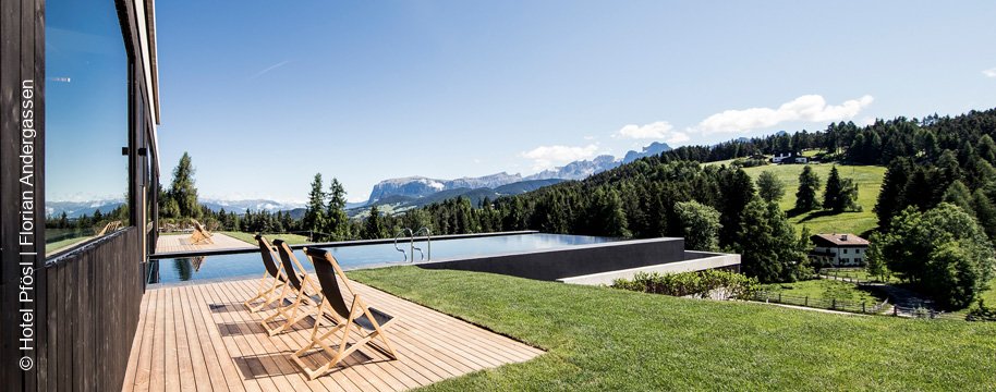 Hotel Pfoesl | Deutschnofen | Relaxwiese mit Infinitypool | luxuszeit.com
