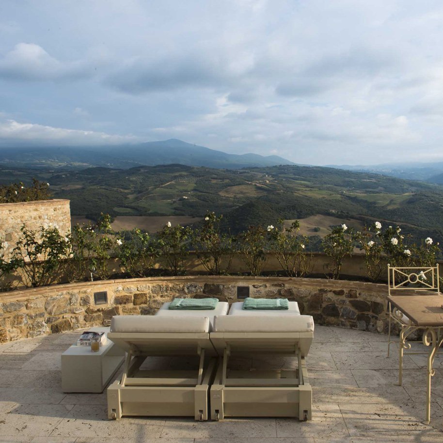 Castello di Velona | Montalcino | Castle Balcony Suite Terrasse | luxuszeit.com