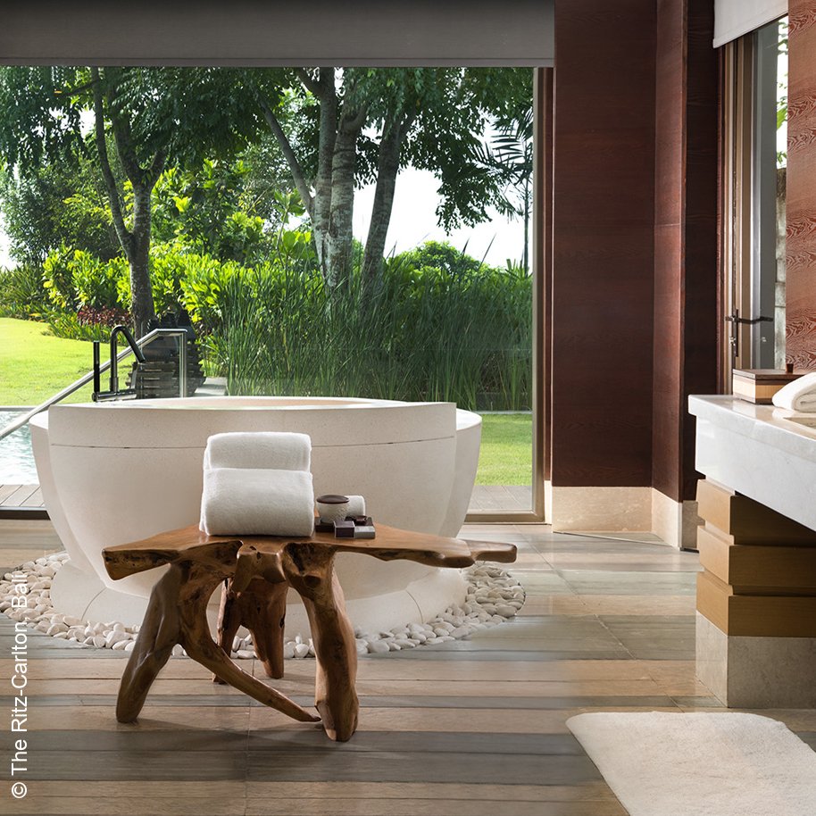 The Ritz Carlton | Bali | Cliff Villa Bathroom | luxuszeit.com