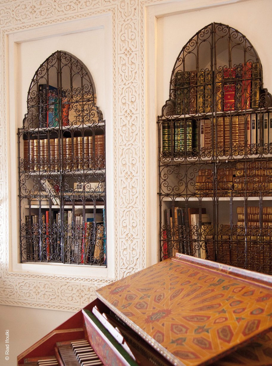 Hotel Riad Ifoulki | Marrakesch | Bibliothek mit Cembalo | Inspiration | luxuszeit.com