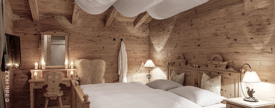Inns Holz | Ulrichsberg im Böhmerwald | Schlafzimmer mit Zirbenholzbett | Inspiration | luxuszeit.com