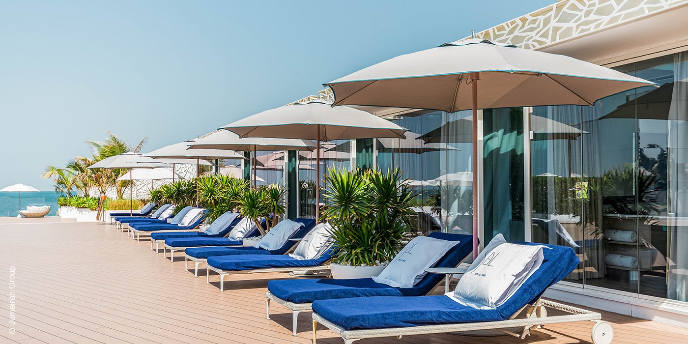 Burj Al Arab | Dubai | Poolbereich mit Relaxliegen | luxuszeit.com