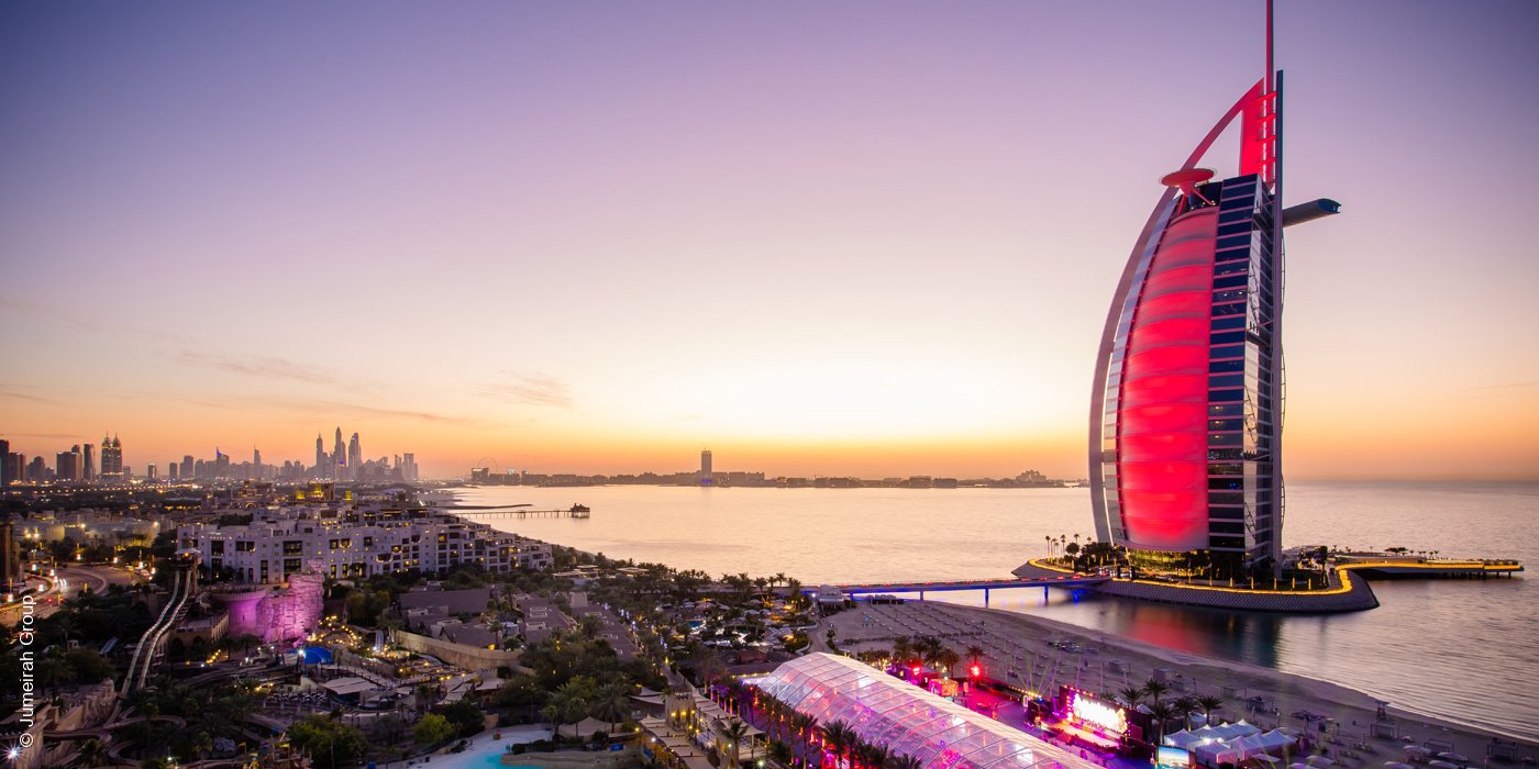 Burj Al Arab | Dubai | Ansicht bei Sonnenuntergang mit Veranstaltungsbereich | luxuszeit.com