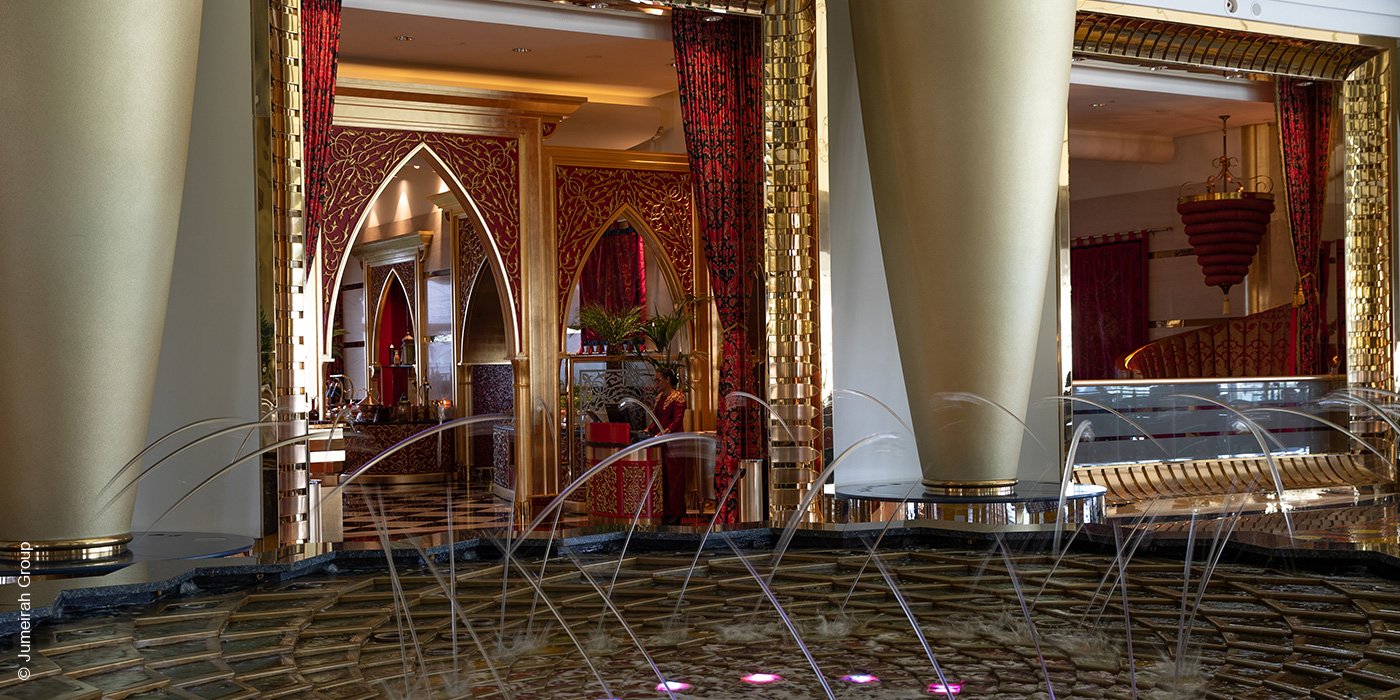 Burj Al Arab | Dubai | Lobby mit Restaurant Al Iwan | luxuszeit.com