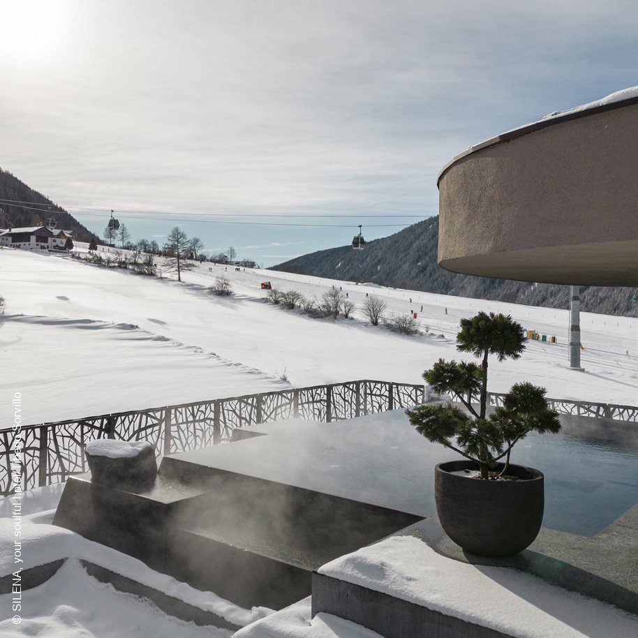 SILENA, your soulful hotel | Vals | Südtirol | Onsen Pool Winter mit Blick zur Skipiste | Inspiration | luxuszeit.com