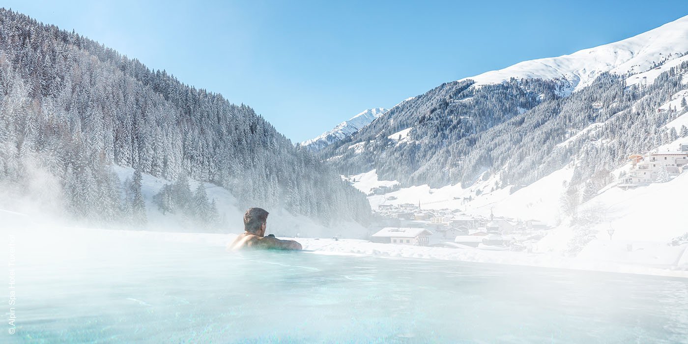 Alpin Spa Hotel Tuxerhof | Tux | Infinity Pool Winter | luxuszeit.com
