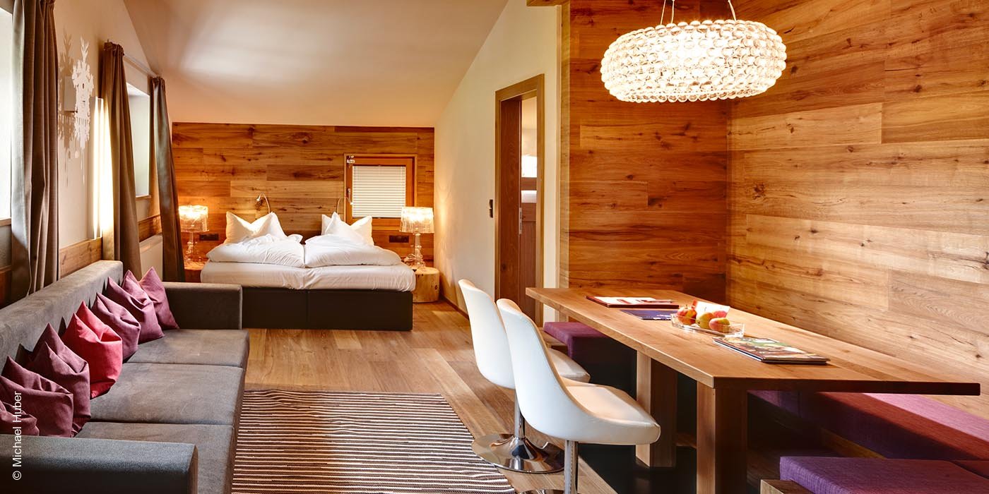 Almhof Family Resort & Spa | Gerlos | Tirol | Zimmer mit Essbereich | luxuszeit.com