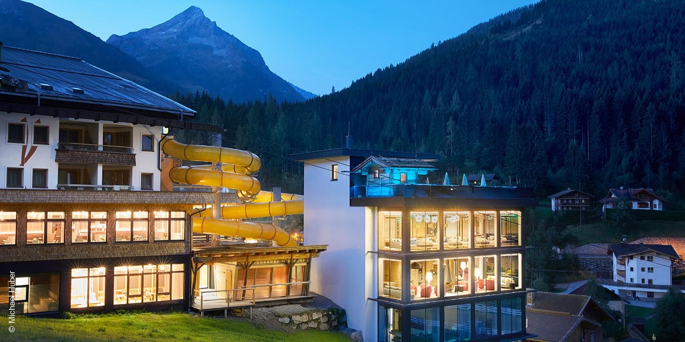 Almhof Family Resort & Spa | Gerlos | Tirol | Wellness Turm und Wasserrutsche | luxuszeit.com