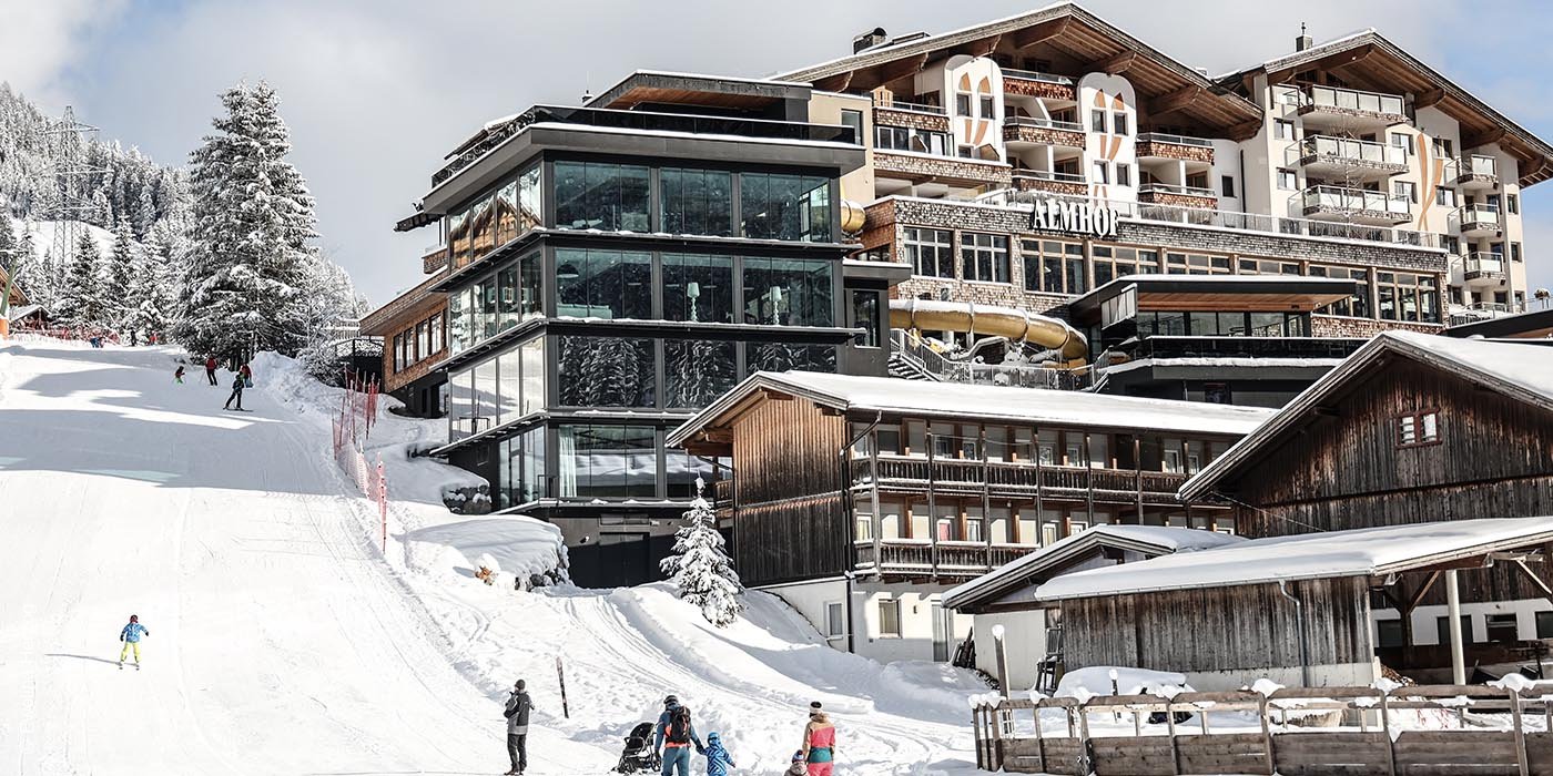 Almhof Family Resort & Spa | Gerlos | Tirol | Aussenansicht Winter mit Skipiste | luxuszeit.com