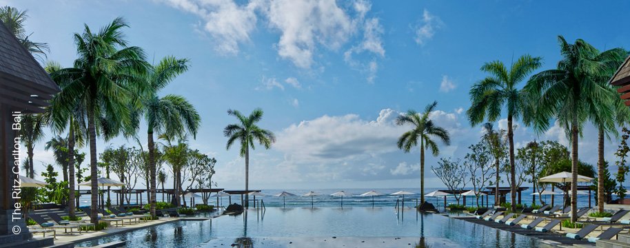 The Ritz Carlton | Bali | Palm Pool | Inspiration | luxuszeit.com