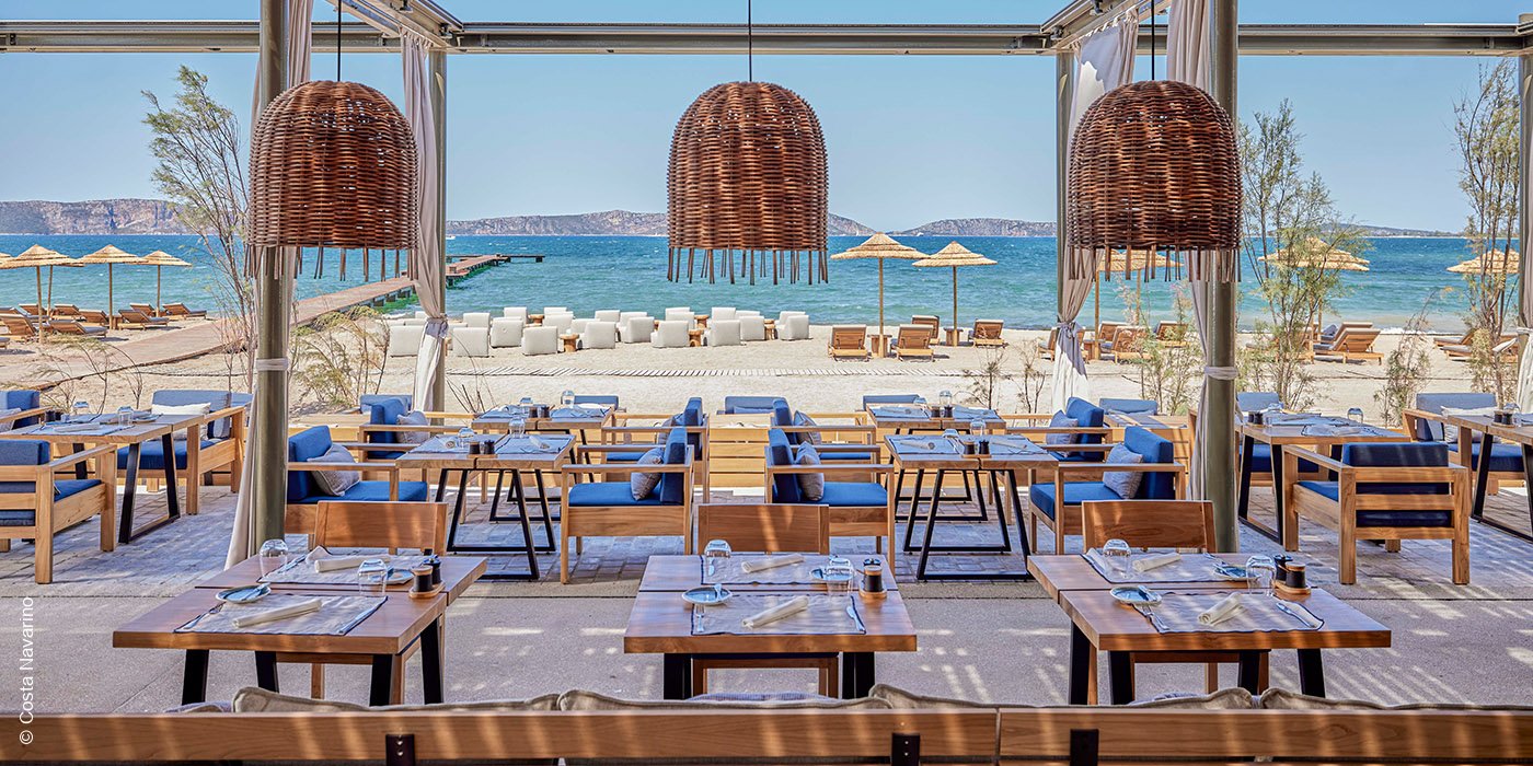W Costa Navarino | Messinia | Griechenland | Parelia Beach Club Terrasse | luxuszeit.com