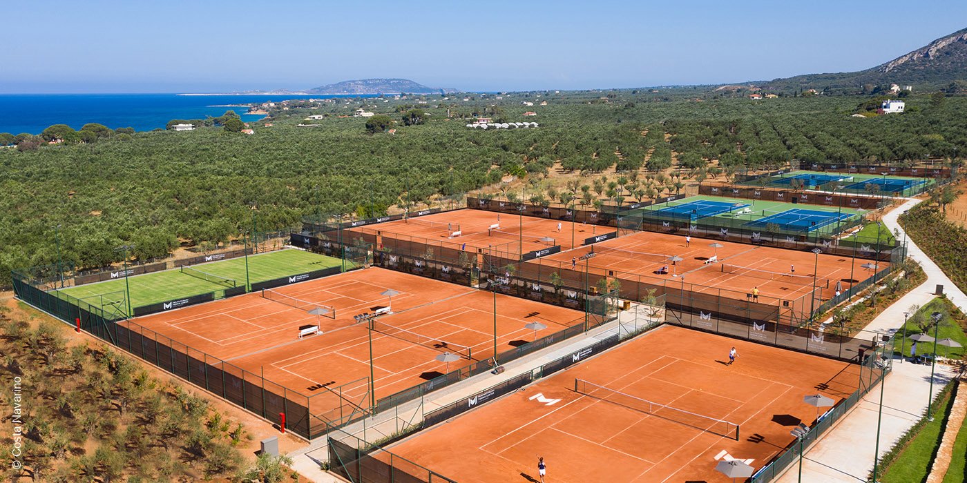 W Costa Navarino | Messinia | Griechenland | Tennis Platz | luxuszeit.com