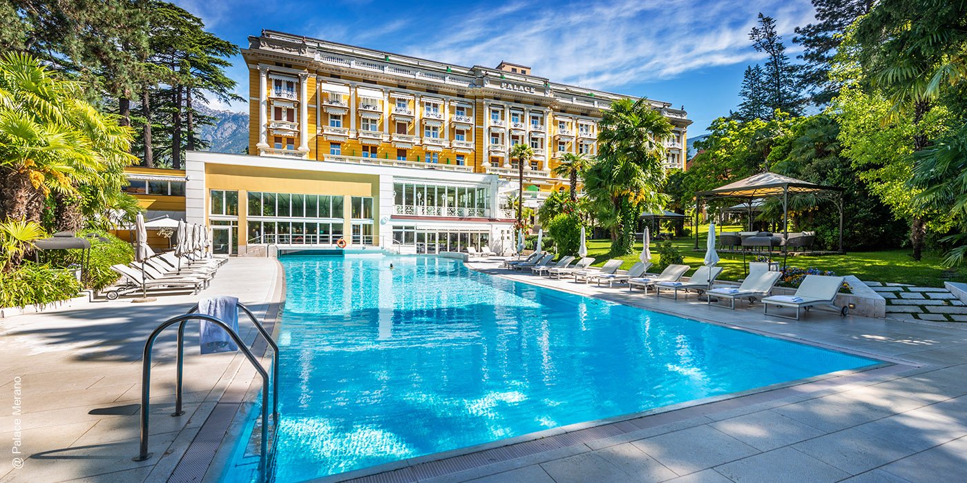 Palace Merano | Meran | Südtirol | Hotelansicht mit Pool | luxuszeit.com