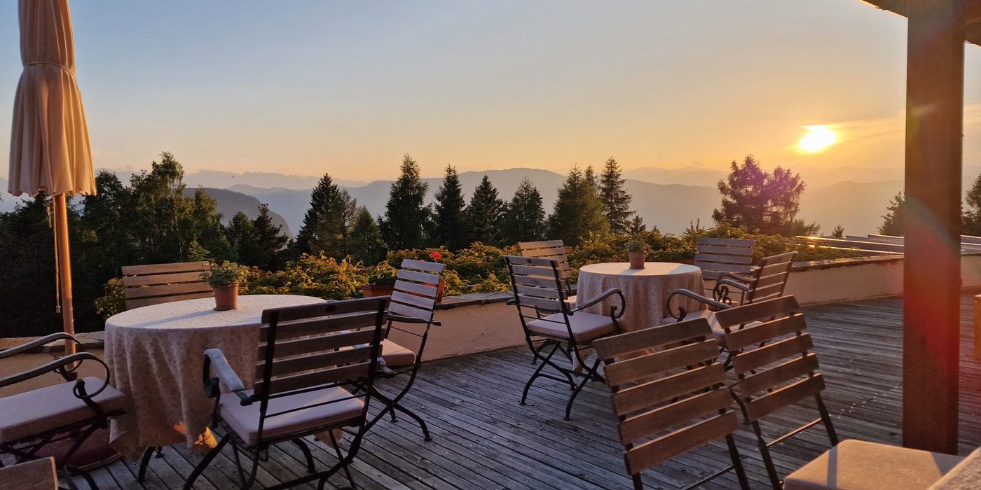 Berghoferin | Radein | Südtirol | Italien | Abendstimmung auf der Terrasse | luxuszeit.com