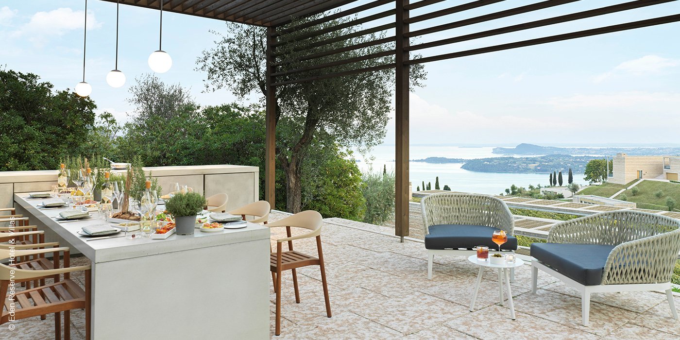 EDEN RESERVE Hotel & Villas | Gardone Riviera | Gardasee | Italien | Außenbereich mit Küche Villa David Chipperfield Nord | luxuszeit.com