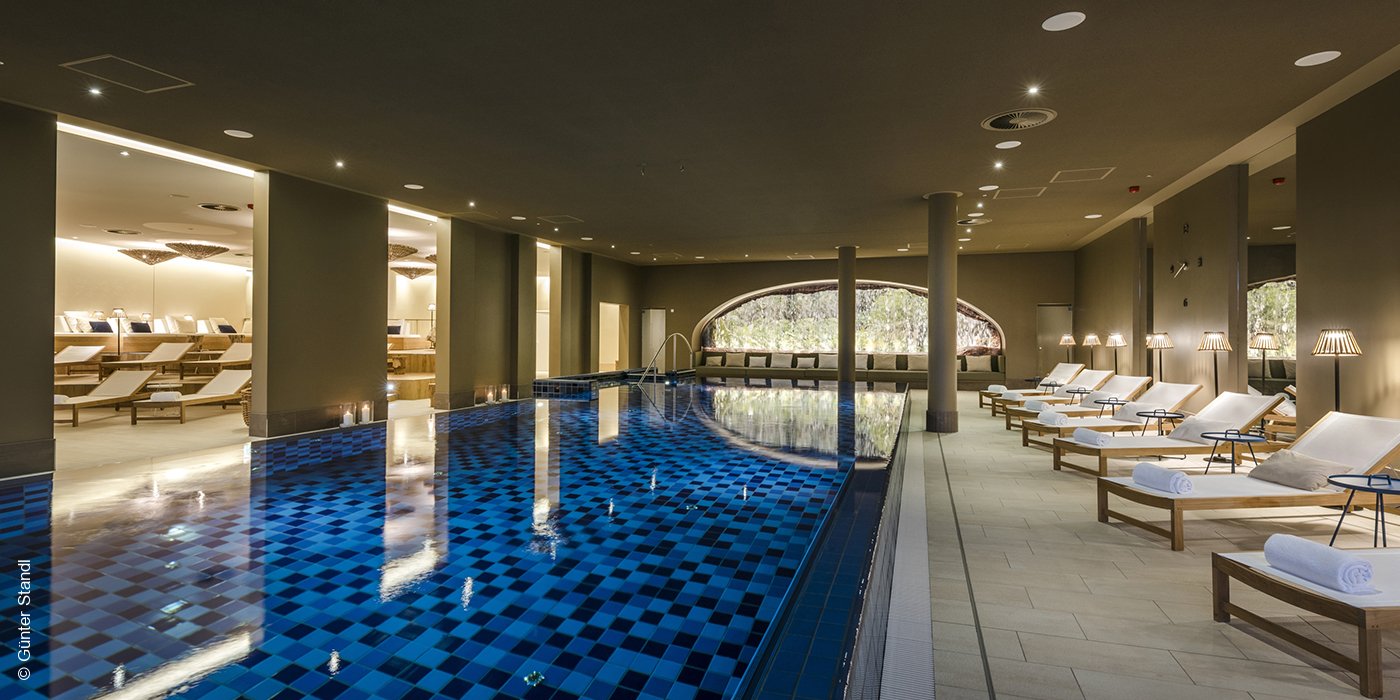 Seezeitlodge Hotel & Spa | Nohfelden Gonnesweiler Bostalsee | Spa Infinity Pool Ruhebereich Indoor | luxuszeit.com