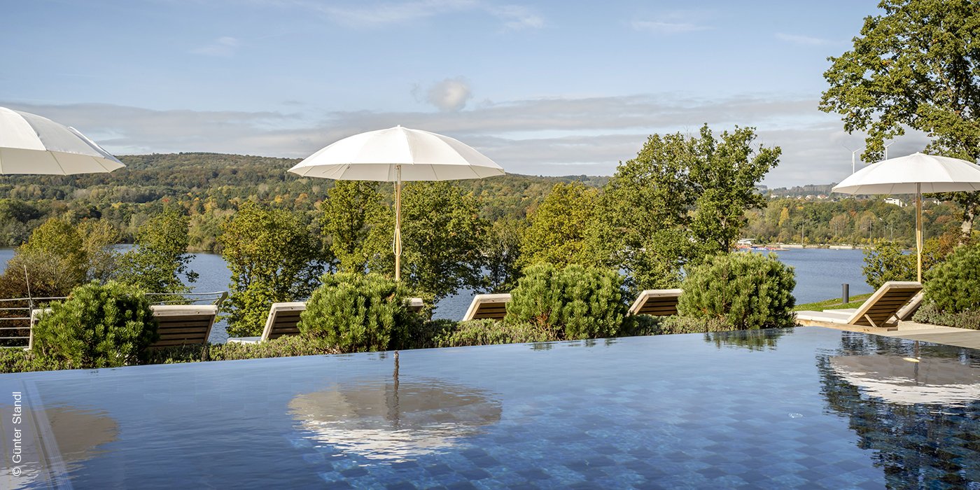 Seezeitlodge Hotel & Spa | Nohfelden Gonnesweiler Bostalsee | Spa Infinity Pool Outdoor | luxuszeit.com