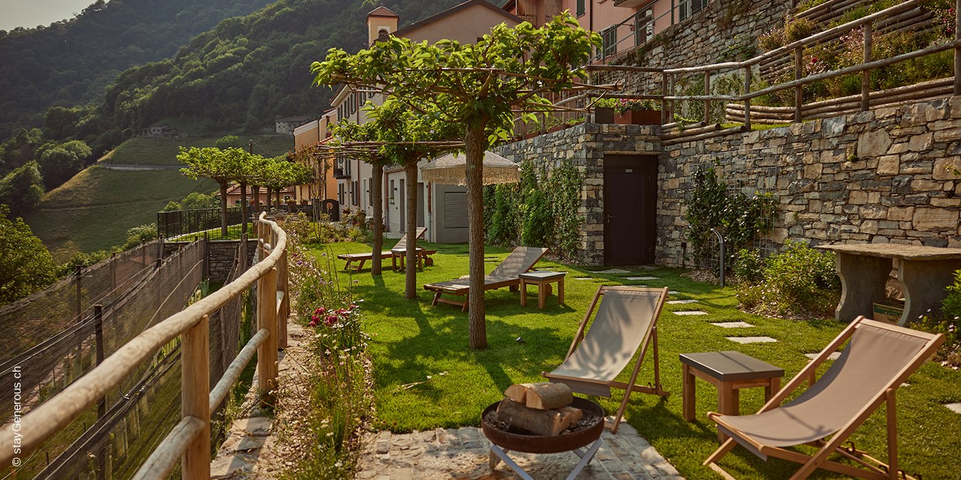 La Casa dei Gelsi | Scudellate | Tessin | Garten mit Sonnenliegen | luxuszeit.com