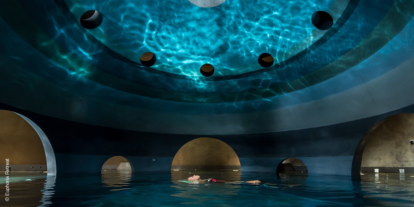 Euphoria Retreat | Mystras | Sphären-Pool mit Unterwassermusik | luxuszeit.com