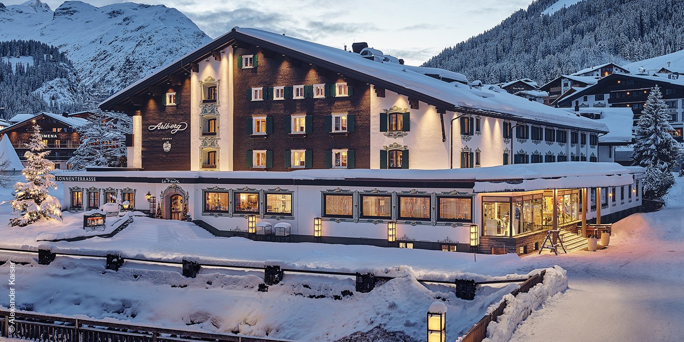 Hotel Arlberg | Lech | Hotelansicht bei Dämmerung | luxuszeit.com