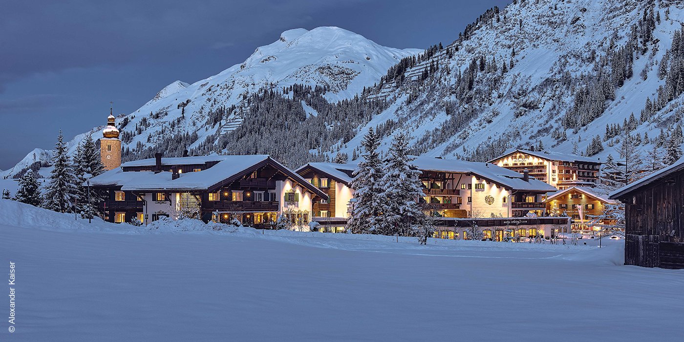 Hotel Arlberg | Lech | Hotel und Dorf bei Dämmerung | luxuszeit.com