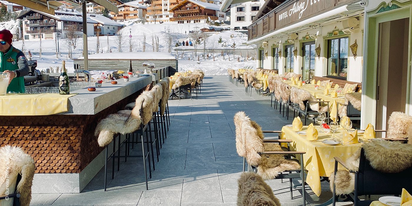 Hotel Arlberg | Lech | Außenterrasse mit Bar | luxuszeit.com