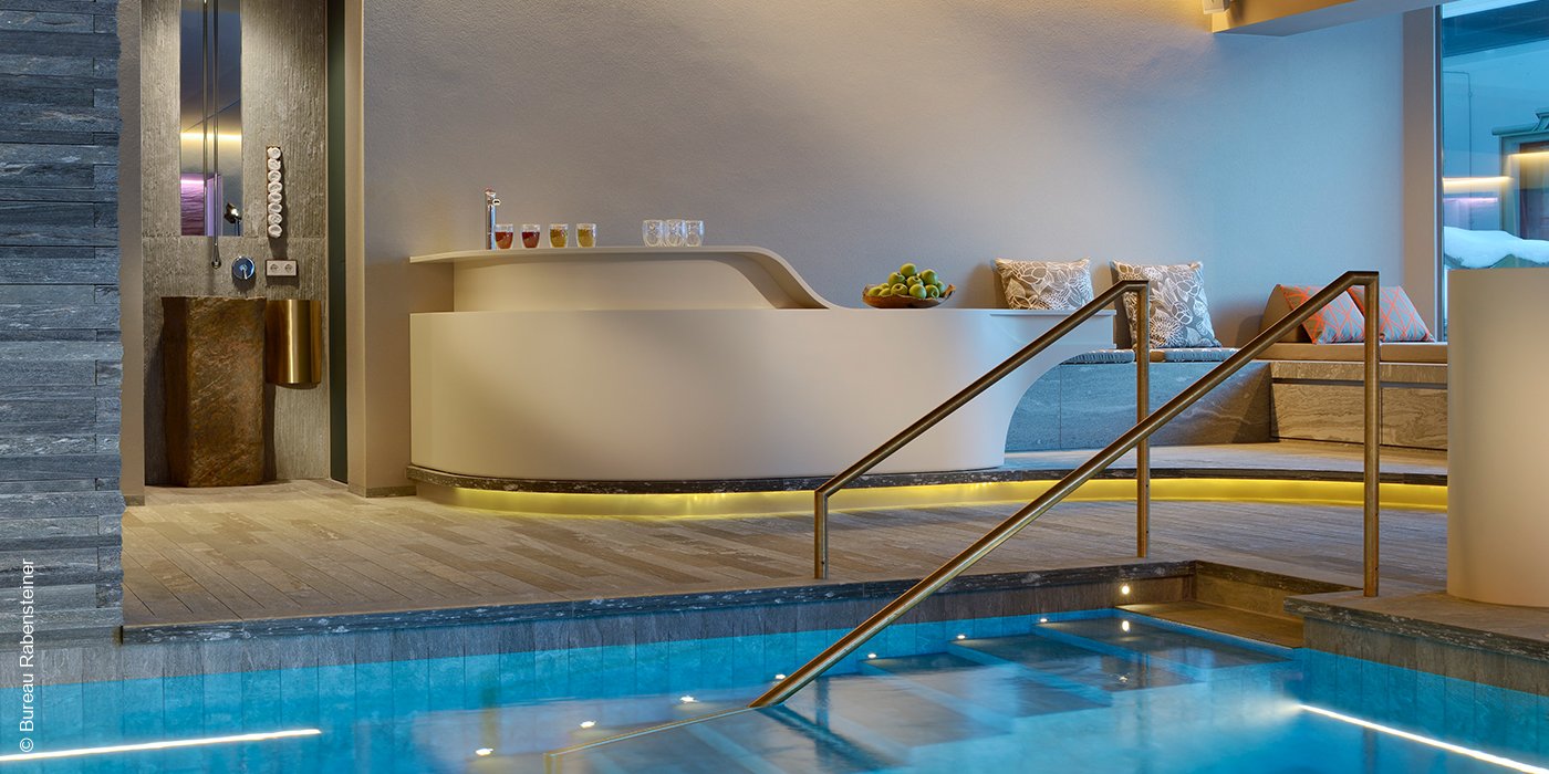 Hotel Arlberg | Lech | Indoor Pool mit Teebar | luxuszeit.com