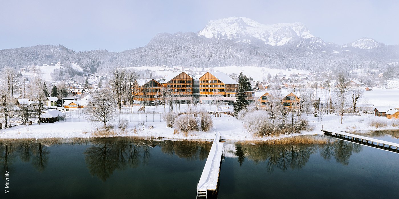MAYRLIFE Medical Health Resort | Altaussee | Außenansicht im Winter | luxuszeit.com