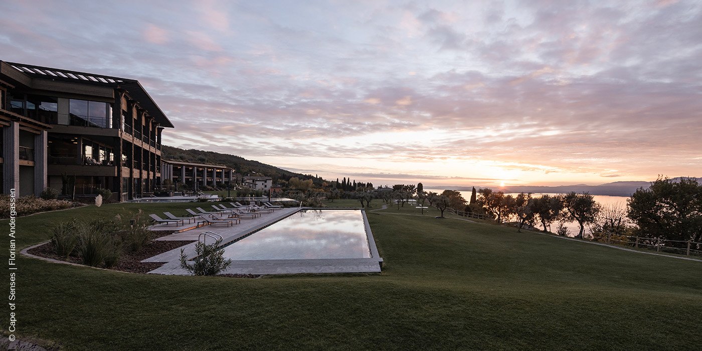 Cape of Senses | Torri del Benaco | Hotelansicht mit Pool | luxuszeit.com