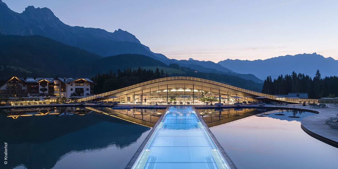 Hotel Krallerhof | Leogang | Salzburg | 50-Meter-Pool bei Sonnenaufgang | luxuszeit.com