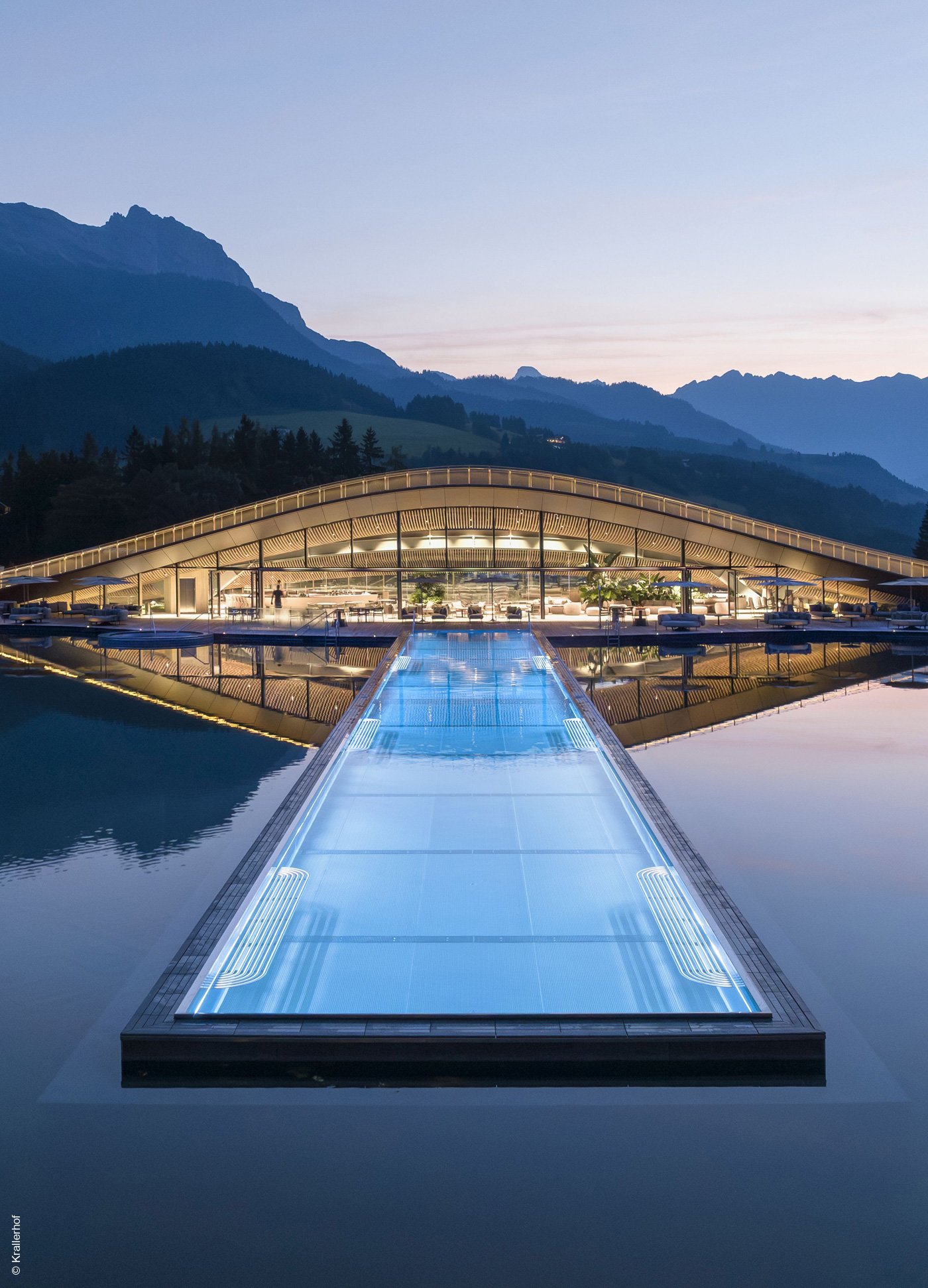 Hotel Krallerhof | Leogang | Salzburg | 50-Meter-Pool bei Sonnenaufgang | Archív | luxuszeit.com